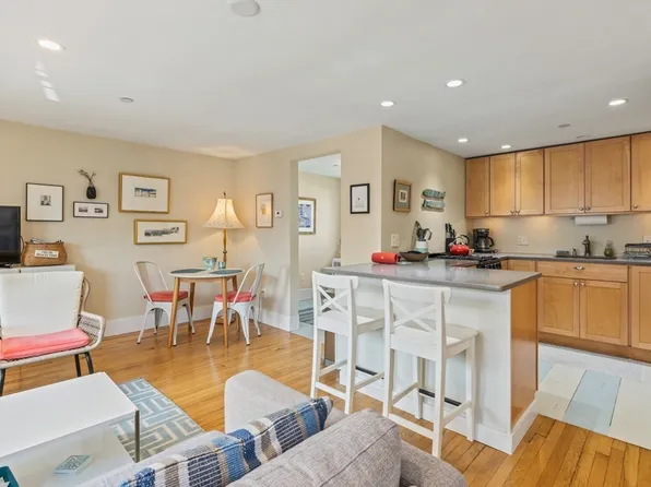 383 Commercial St #8, Provincetown, MA 02657