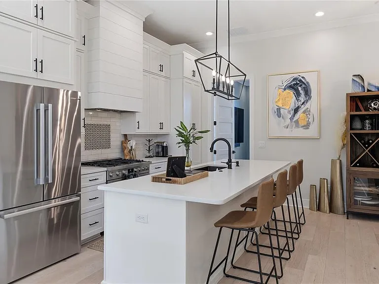 64 N Park Ave — Photo 15