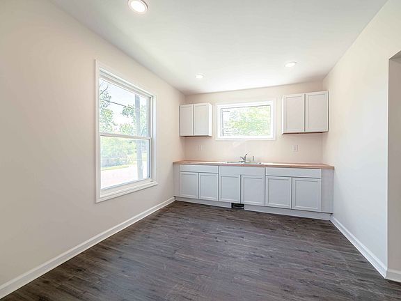 4th image of 156 Leicester Ct