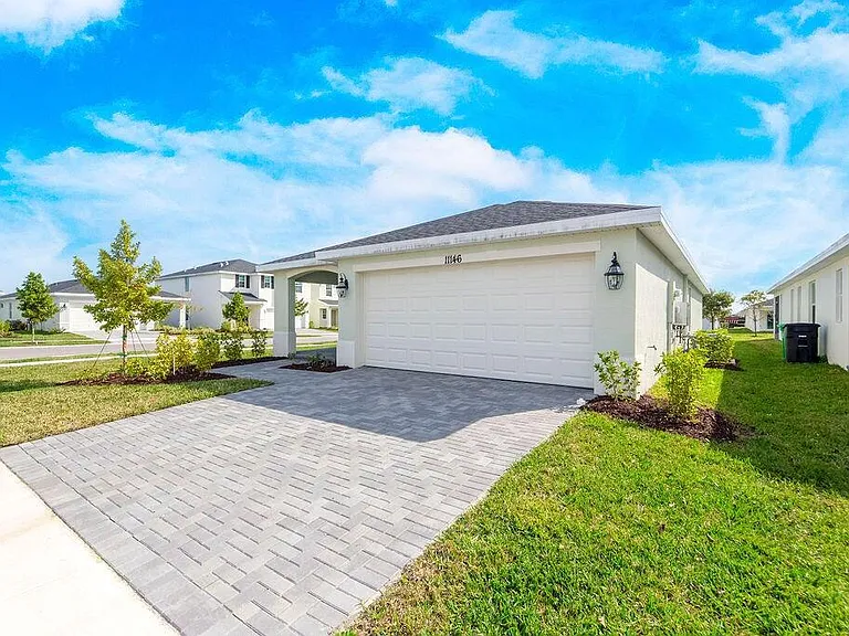 11146 NW Fernbrook Dr — Photo 2
