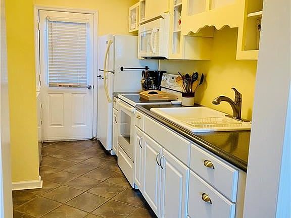 4th image of 303 Marshview Circle Dr