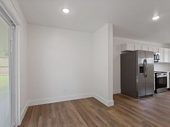 5th image of 203 E 12th St #276