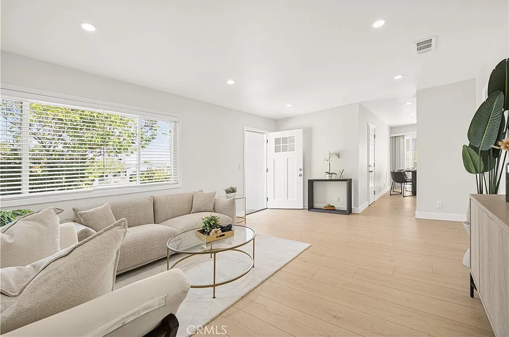4 bed, 1300 sqft, $4,300 — Photo 3