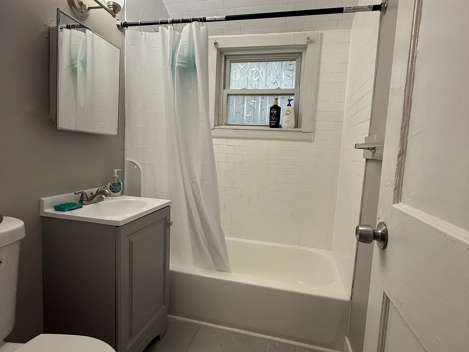 2 bed, 940 sqft, $1,700 — Photo 2
