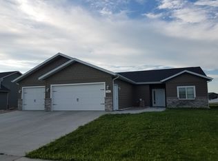 706 Cobblestone Loop SW, Mandan, ND 58554