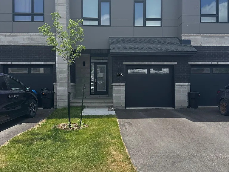 228 Bristol Cres — Photo 1