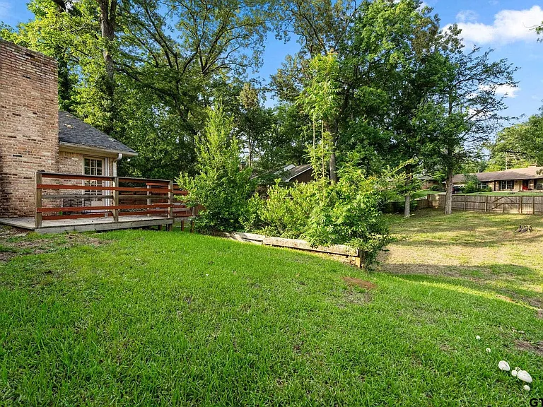 3200 Decharles St — Photo 36