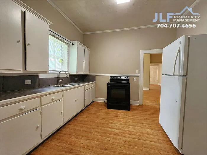 907 S Jackson St — Photo 4