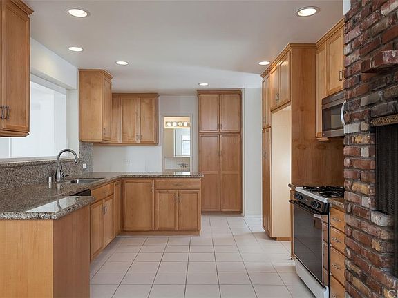 3rd image of 614 W Park Ln