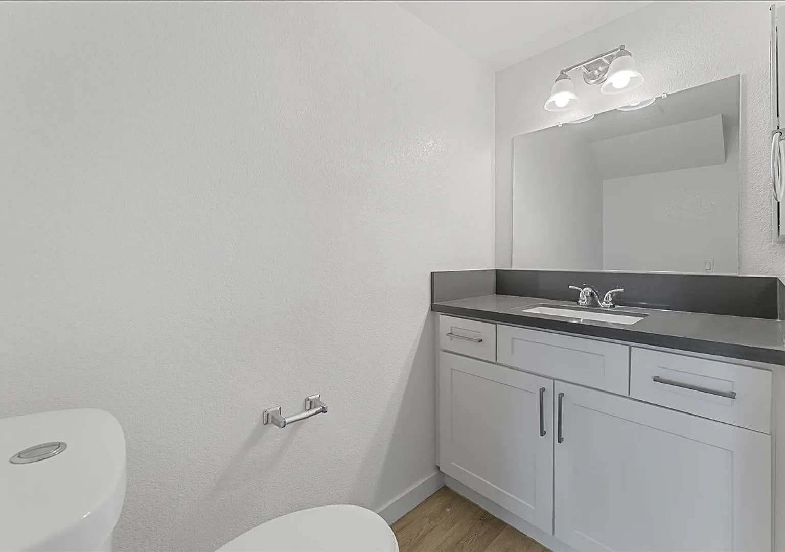 Beautiful Two Story Townhome Located In The Heart of Lawndale! — Photo 3