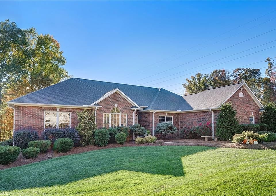 1st image of 203 W Stonebury Ct