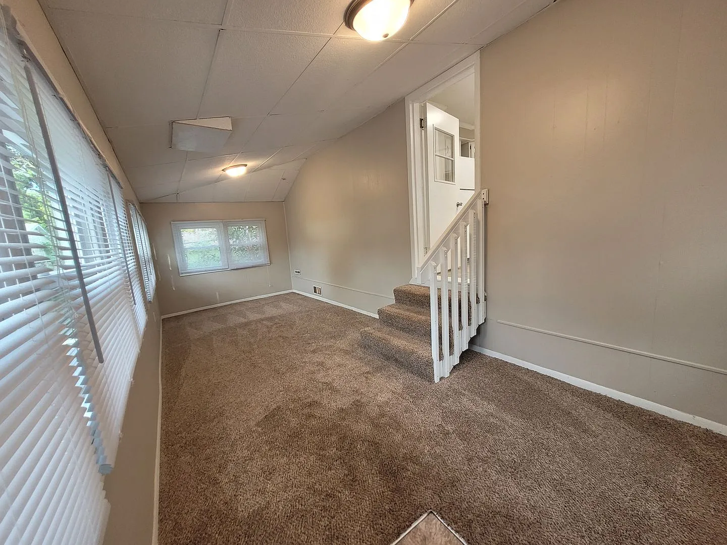 2 Bedroom, 1 Bathroom home with Garage! — Photo 3