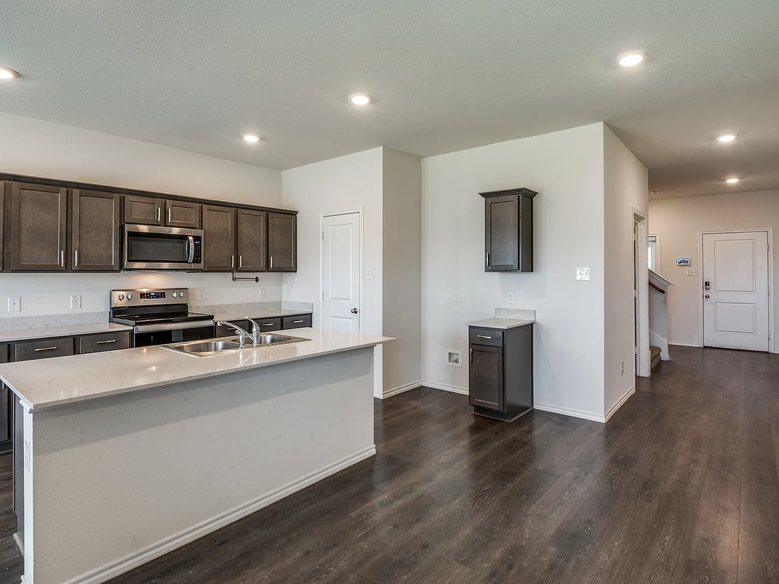 728 Glover Dr — Photo 2