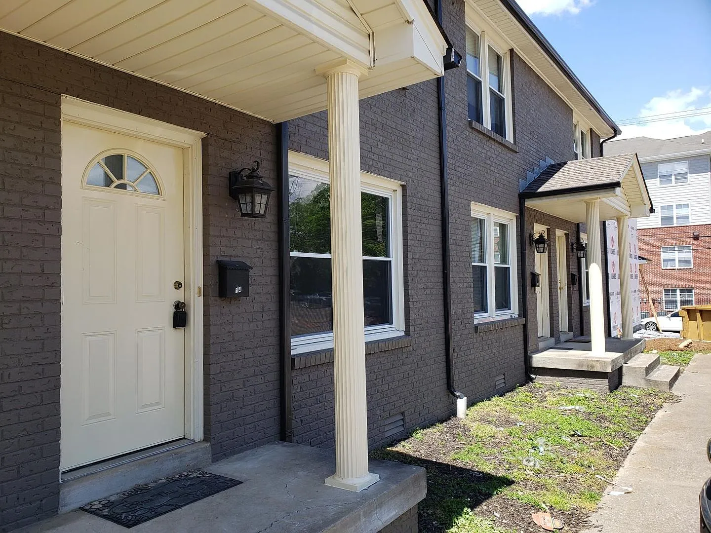 1/2 Off First Month's Rent! 2 bed 1.5 bath. Water included! Walk to APSU! — Photo 2