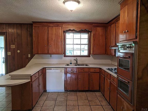 4th image of 440 Lowell Ln