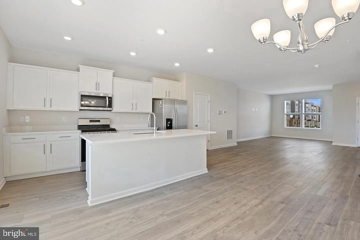 4 bed, 3.5 bath, 2048 sqft, $2,799 — Photo 3