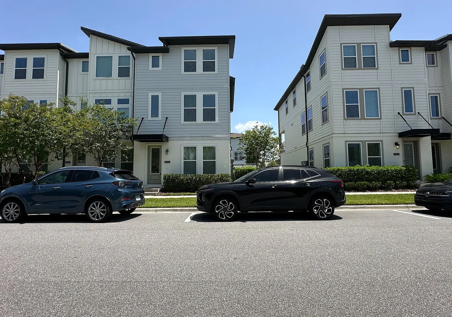 Stunning 3-Story Corner Unit with 3 Private Suites | Internet Included — Photo 1