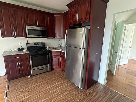 3rd image of 1315 Dickens St