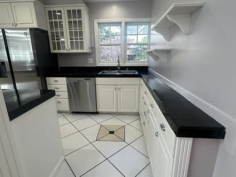 1613 Mariposa Ave — Photo 12