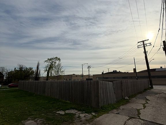 4th image of 3964 W Ohio St