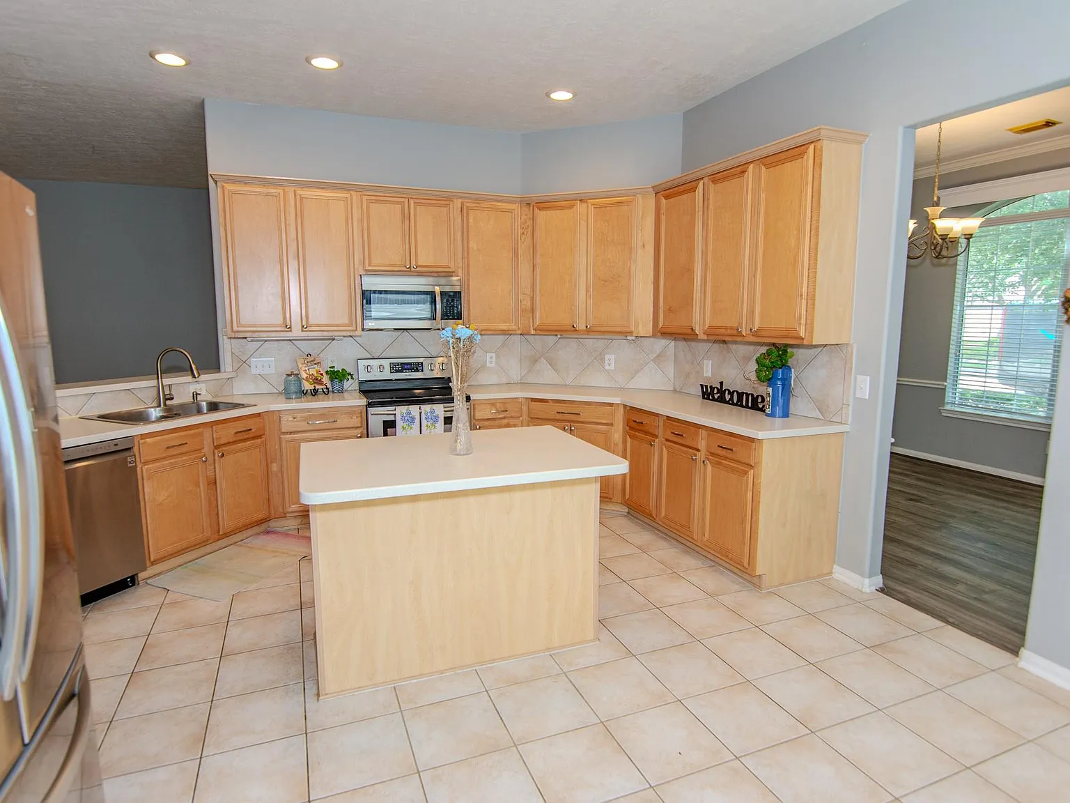 3 bed, 2.0 bath, 1964 sqft, $2,200 — Photo 4