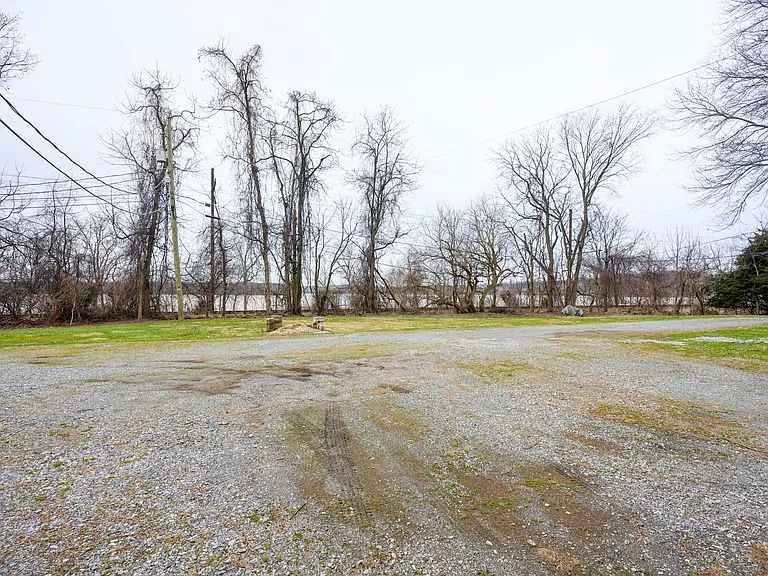 2305 River Rd — Photo 36