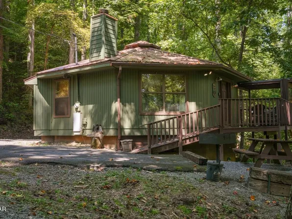 1103 Villa Dr, Gatlinburg, TN 37738