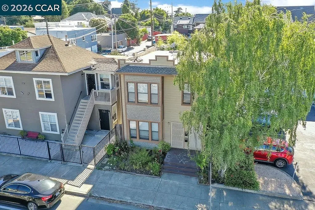 3 bed, 915 sqft, $2,025 — Photo 1