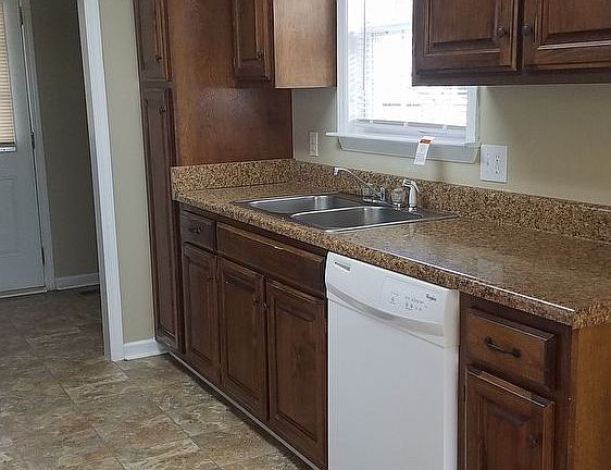 4th image of 1311 Oak Dr
