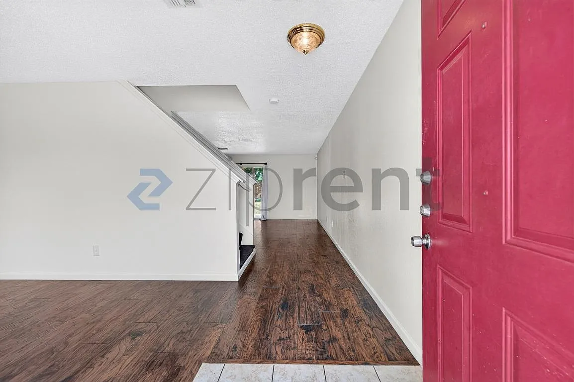 3 bed, 2.5 bath, 2324 sqft, $2,300 — Photo 2