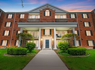 326 Park Ave APT 21, Clarendon Hills, IL 60514