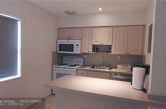 4th image of 309 SE 23rd Ave #2