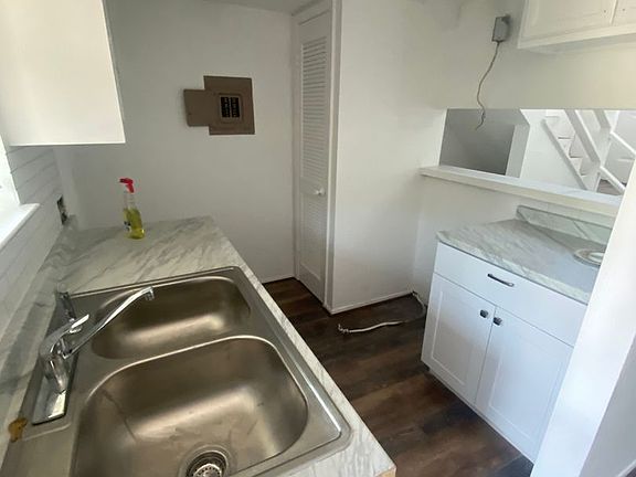 4th image of 912 W 22nd 1/2 St APT E