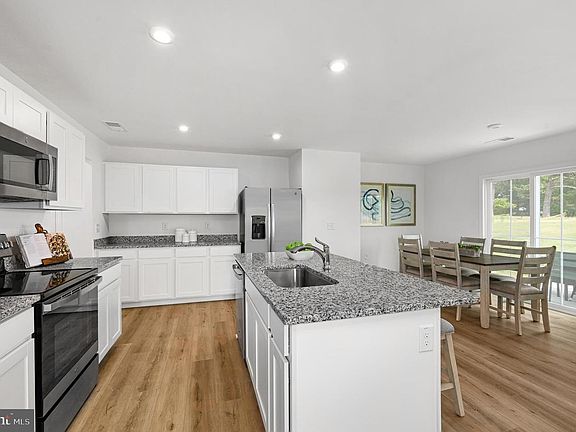 4th image of 1422 Yeoman Berry Dr