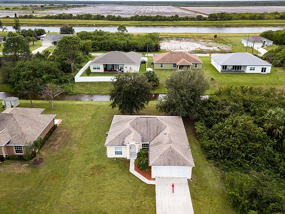 2nd image of 394 SW Crawfish Dr