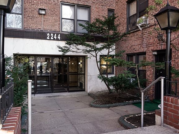 2nd image of 2244 Bronx Park E APT 4H