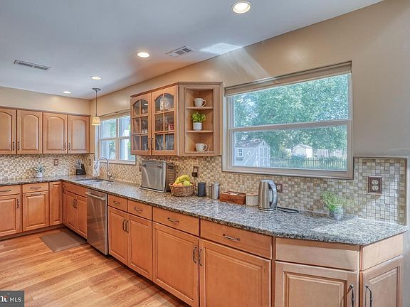 5th image of 1275 N Farmview Dr
