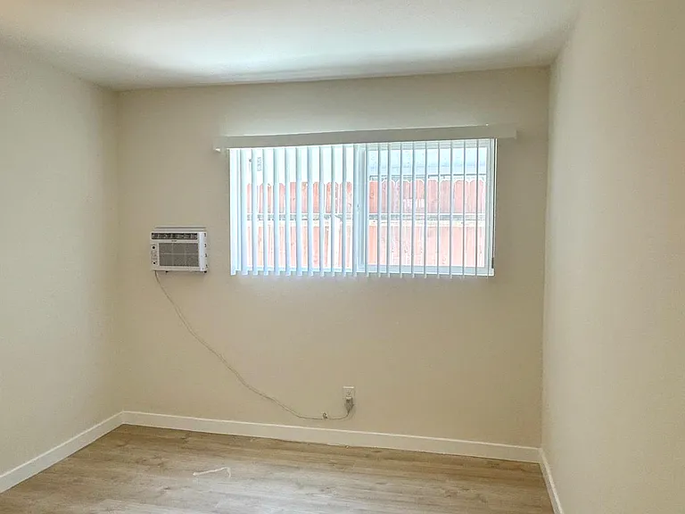 13401 Victory Blvd #4 — Photo 13