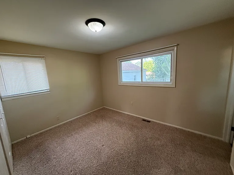 1729 Carlton Ave NE — Photo 5