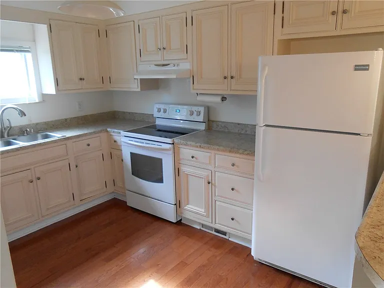 1318 Oakridge Rd — Photo 5