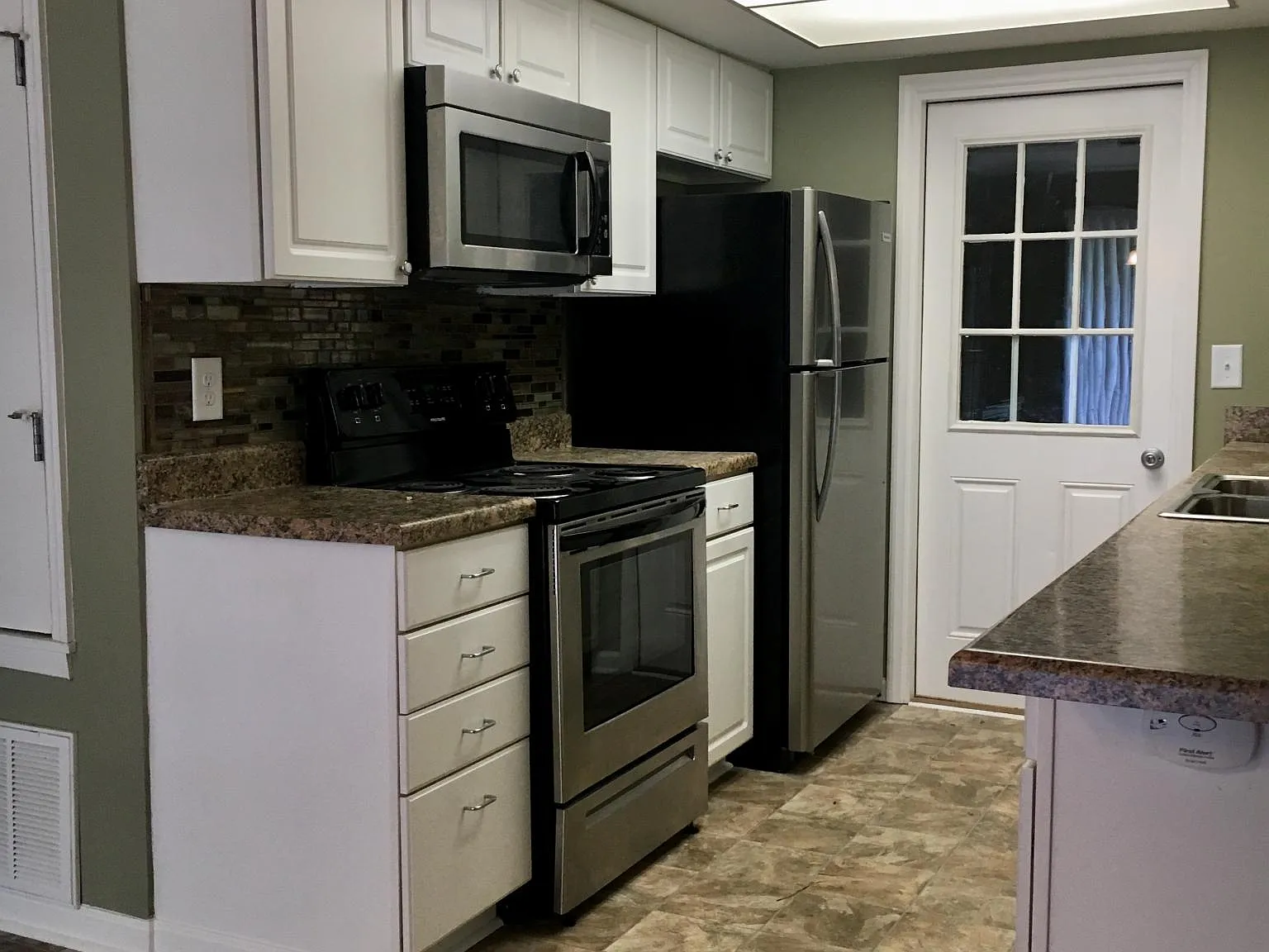 3 bed, 1200 sqft, $1,450 — Photo 3