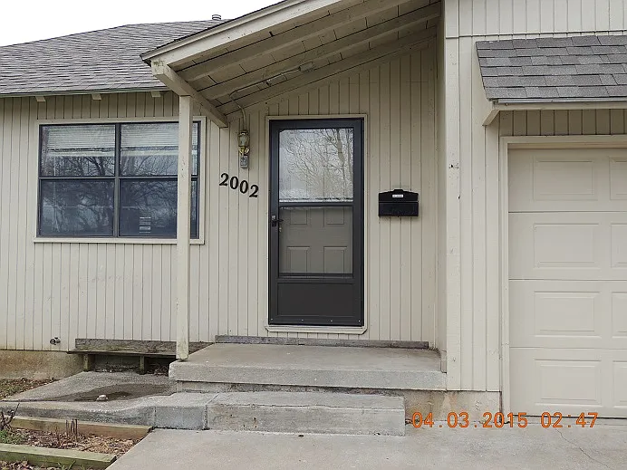 2002 E Cairo St
