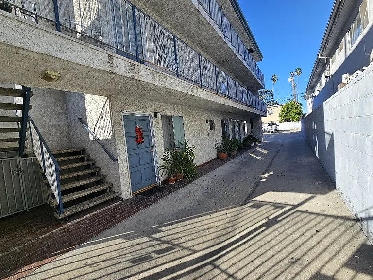 14323 Haynes St #7 — Photo 2