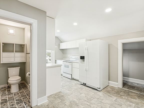 5th image of 117 Manitoba Ave W #2