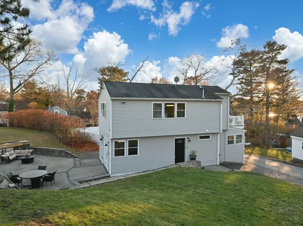 10 Hillside Rd, North Reading, MA 01864