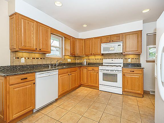 5th image of 526 Newberry Ave
