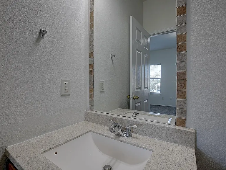 1102 E 3rd St — Photo 33