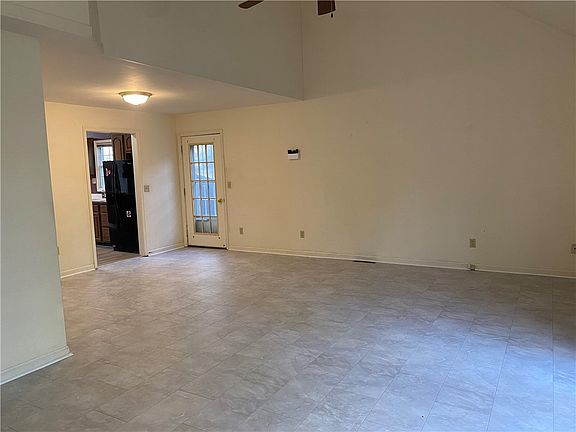 5th image of 2405 Woodlawn Dr
