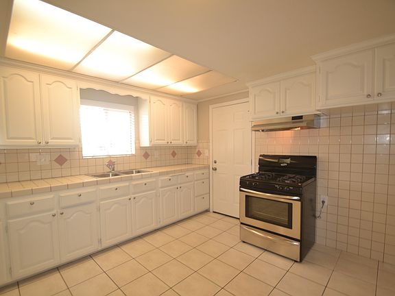 3rd image of 17053 E Gragmont St