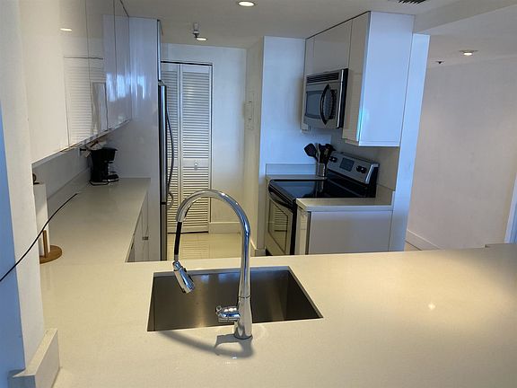 5th image of 1717 N Bayshore Dr #D-3939